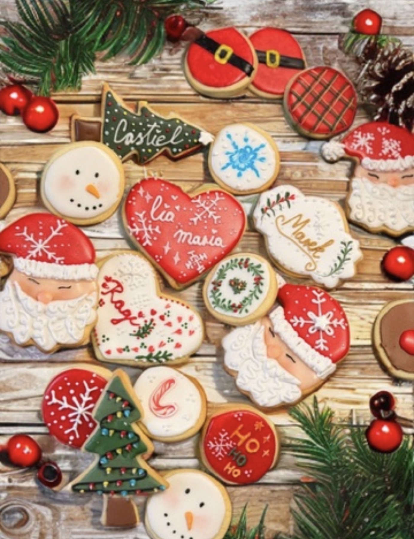 Viele von Artevia dekorierte Weihnachtskekse