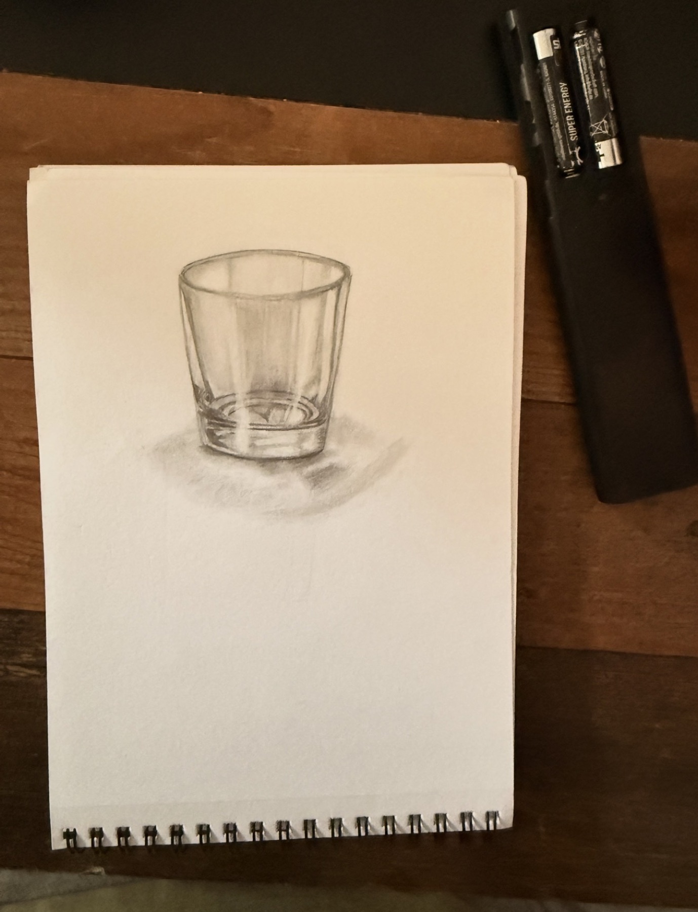 Realistische Bleistiftzeichnung eines Glases